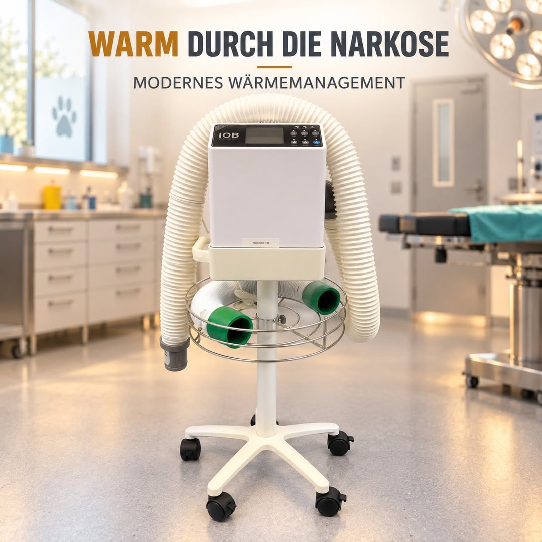 Warmluft-Wärmegerät mit zwei Schläuchen auf einem fahrbaren Stativ im Operationsraum, dazu der Schriftzug „Warm durch die Narkose – Modernes Wärmemanagement“
